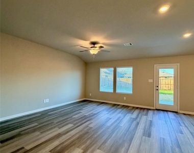 2209 Dunbar Drive - Photo Thumbnail 7