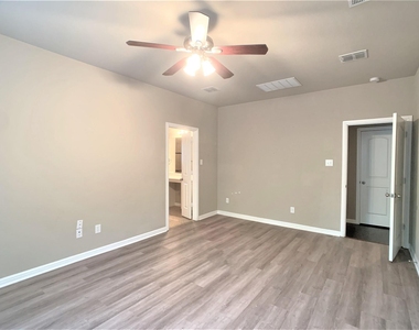 3102 Whispering Pine Boulevard - Photo Thumbnail 11