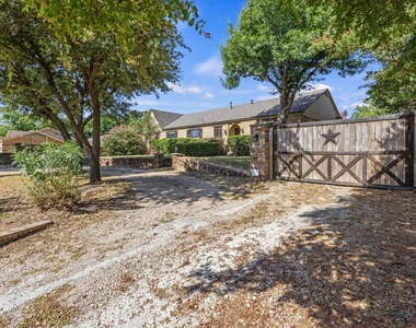 620 Oakwood Lane - Photo Thumbnail 1