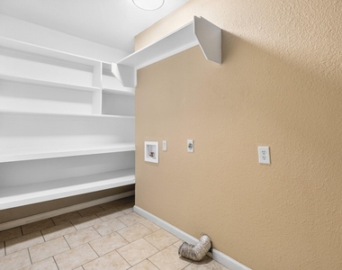 620 Oakwood Lane - Photo Thumbnail 4