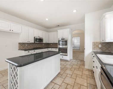 3305 Estacado Lane - Photo Thumbnail 7