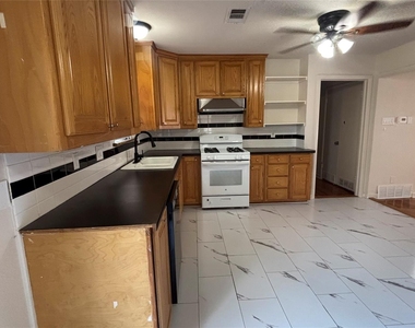 504 N Frederick Street - Photo Thumbnail 4