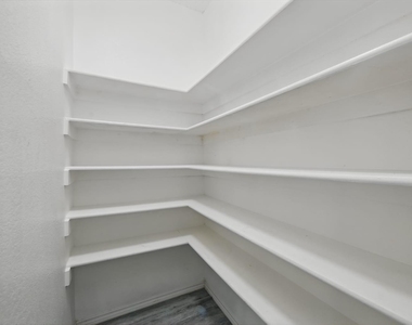 6833 Lyndale Drive - Photo Thumbnail 7