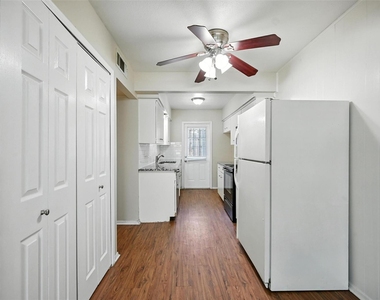 103 W Brown Street - Photo Thumbnail 2