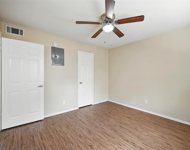 103 W Brown Street - Photo Thumbnail 15