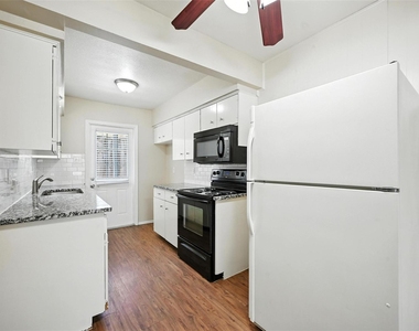 103 W Brown Street - Photo Thumbnail 3