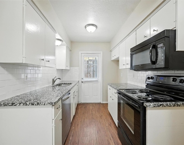 103 W Brown Street - Photo Thumbnail 4