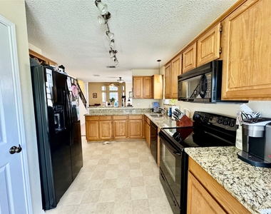 421 Leisure Lane - Photo Thumbnail 5