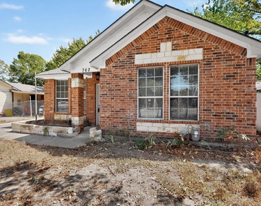 762 Bethpage Avenue - Photo Thumbnail 7