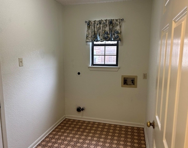 1225 Eaton Lane - Photo Thumbnail 10