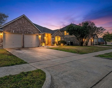 2202 Richmond Circle - Photo Thumbnail 2