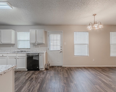 8749 Hunters Trail - Photo Thumbnail 7