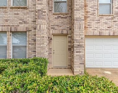 8749 Hunters Trail - Photo Thumbnail 2