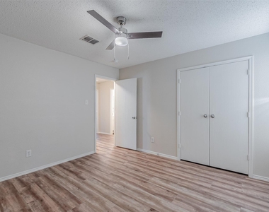 8749 Hunters Trail - Photo Thumbnail 14