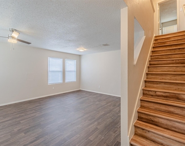 8749 Hunters Trail - Photo Thumbnail 4