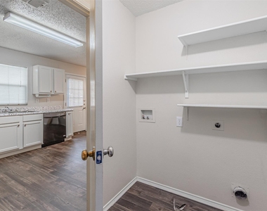8749 Hunters Trail - Photo Thumbnail 10