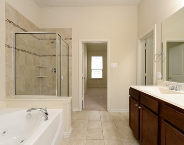 3300 Glen Crest Lane - Photo Thumbnail 10