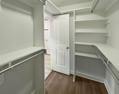 825 W Nelson Street - Photo Thumbnail 13