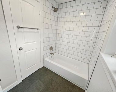 825 W Nelson Street - Photo Thumbnail 17