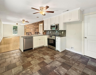 825 W Nelson Street - Photo Thumbnail 5