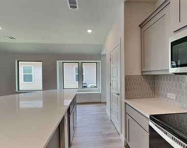 925 King Street - Photo Thumbnail 4