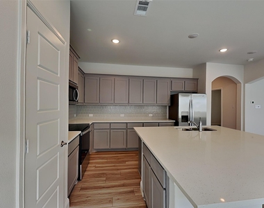 925 King Street - Photo Thumbnail 2