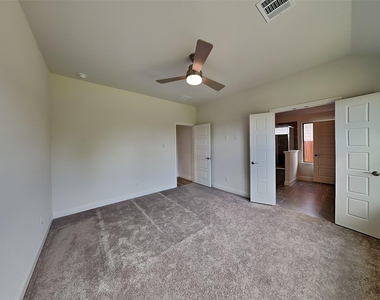 925 King Street - Photo Thumbnail 7