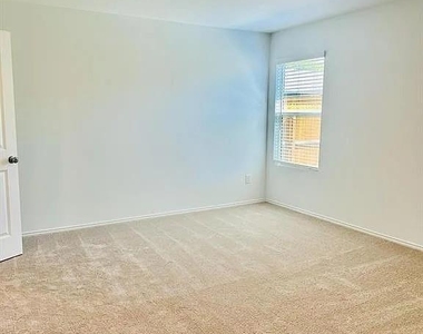 1728 Round House Lane - Photo Thumbnail 7
