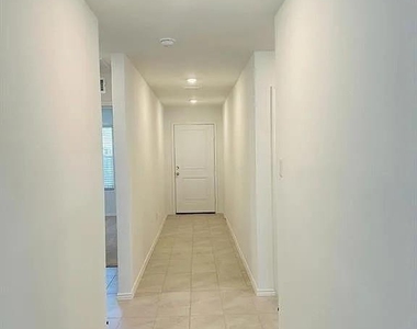 1728 Round House Lane - Photo Thumbnail 3