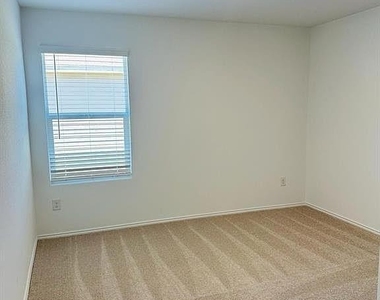 1728 Round House Lane - Photo Thumbnail 4