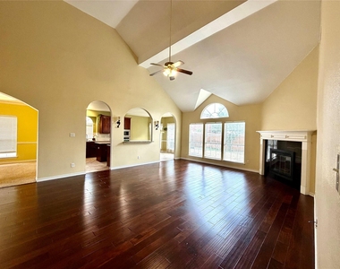 5808 Colby Drive - Photo Thumbnail 7