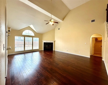 5808 Colby Drive - Photo Thumbnail 6