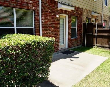 8734 Manhattan Avenue - Photo Thumbnail 10