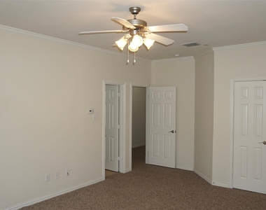 8734 Manhattan Avenue - Photo Thumbnail 8