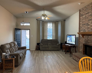 2118 Stoneridge Drive - Photo Thumbnail 4