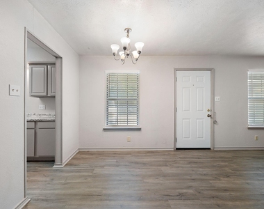 1108 N Elm Street - Photo Thumbnail 6