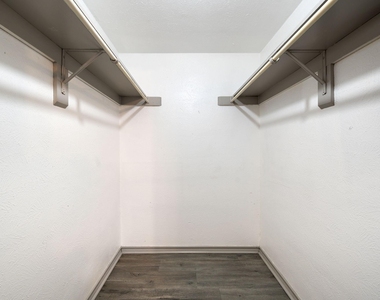 1108 N Elm Street - Photo Thumbnail 14