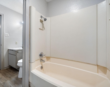 1108 N Elm Street - Photo Thumbnail 17