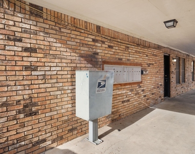 1108 N Elm Street - Photo Thumbnail 20
