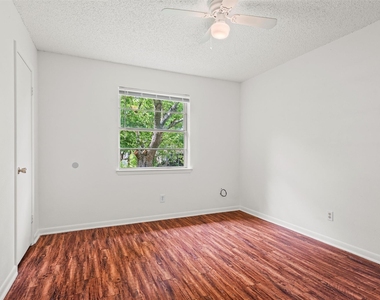 236 E Cunningham Avenue - Photo Thumbnail 7