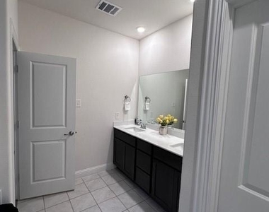 1609 Blakely Place - Photo Thumbnail 13