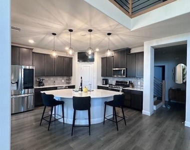 1609 Blakely Place - Photo Thumbnail 3
