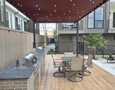 1902 N Carroll Avenue - Photo Thumbnail 6