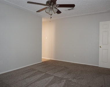 2308 Warwick Court - Photo Thumbnail 10