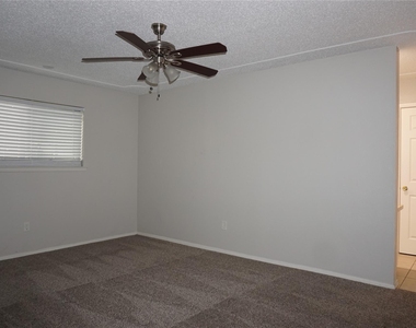 2308 Warwick Court - Photo Thumbnail 9