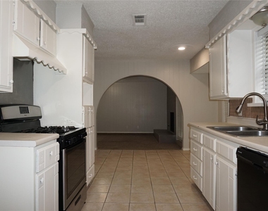 2308 Warwick Court - Photo Thumbnail 5