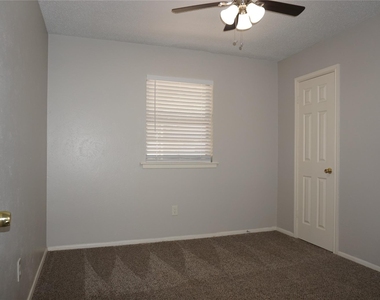 2308 Warwick Court - Photo Thumbnail 13