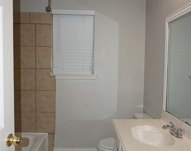 2308 Warwick Court - Photo Thumbnail 18