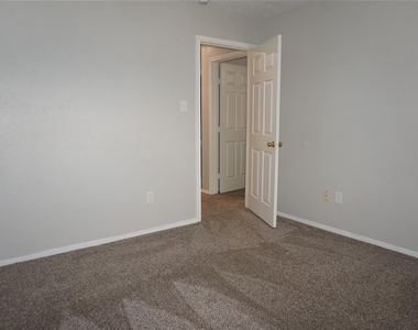 2308 Warwick Court - Photo Thumbnail 16