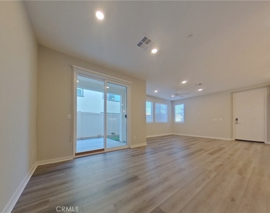 28083 Rosetta Street - Photo Thumbnail 4